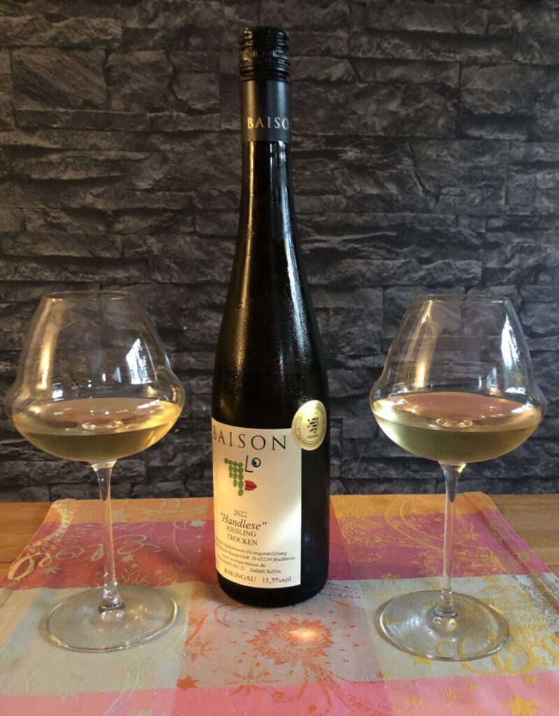 Wein des Monats August 2025 2022-er Handlese Riesling trocken des Weingut Baison aus Hochheim