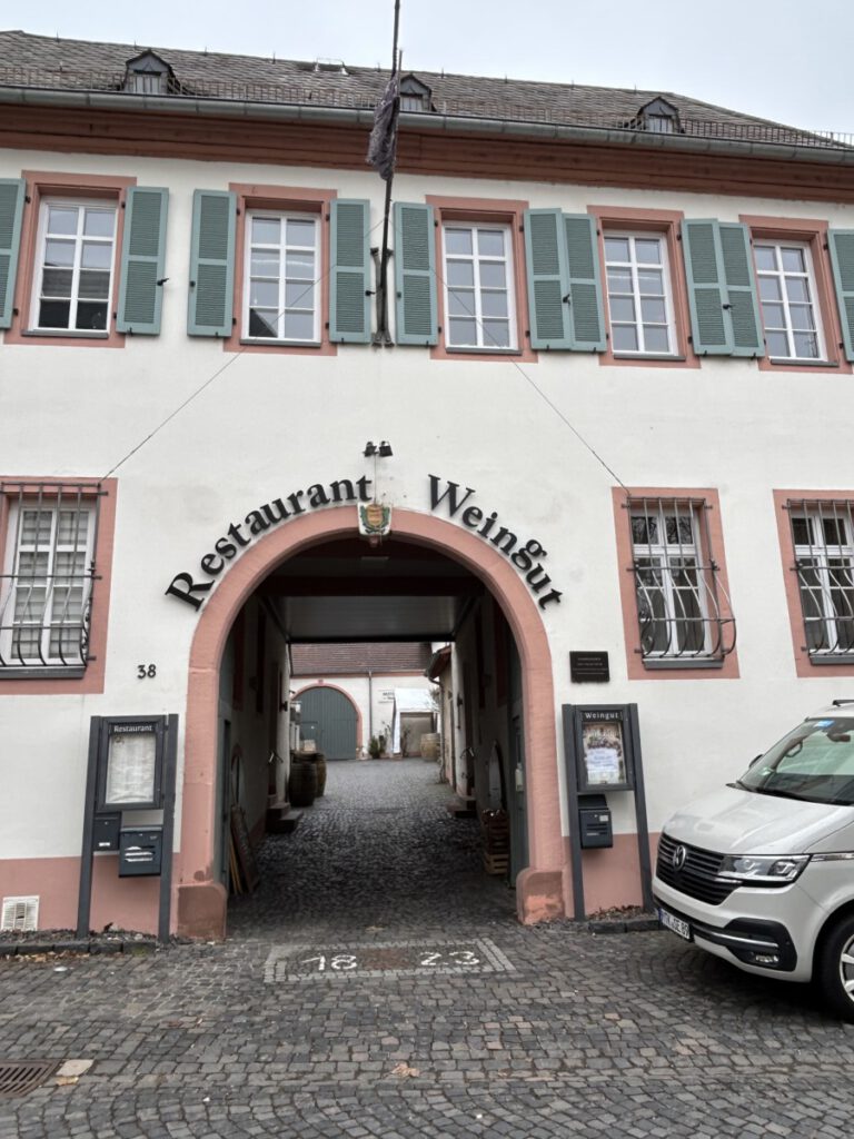 Riesling Schleife Wein und Victoria Hochheim